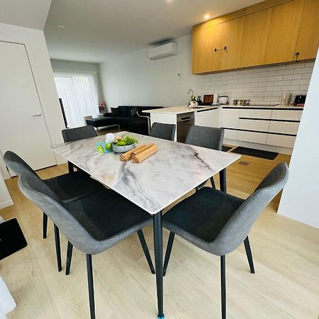 Central Modern 3-Bedroom,3- Bathroom House With Patio And Carpark- Lower Hutt City Centre Exterior photo