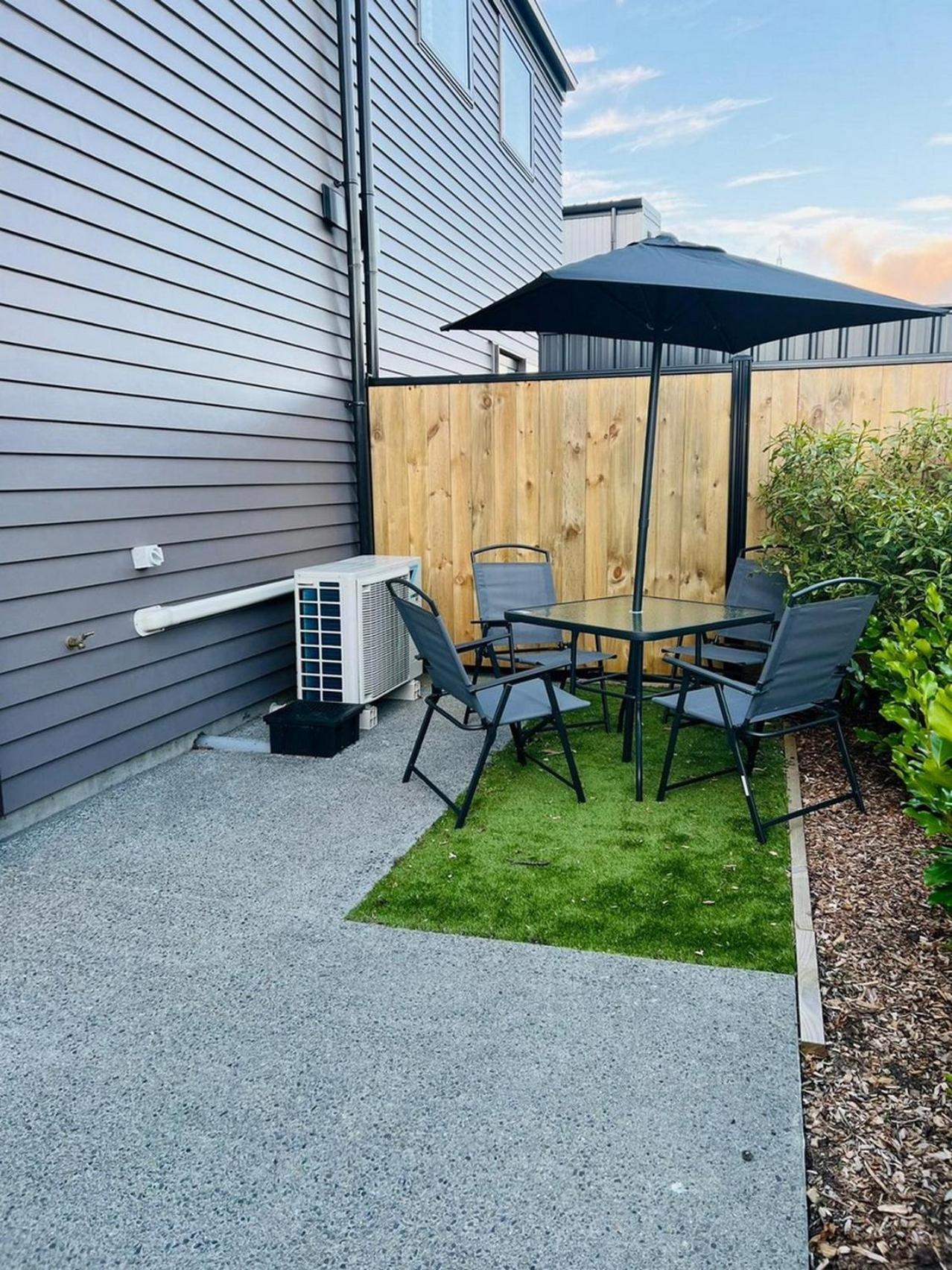 Central Modern 3-Bedroom,3- Bathroom House With Patio And Carpark- Lower Hutt City Centre Exterior photo