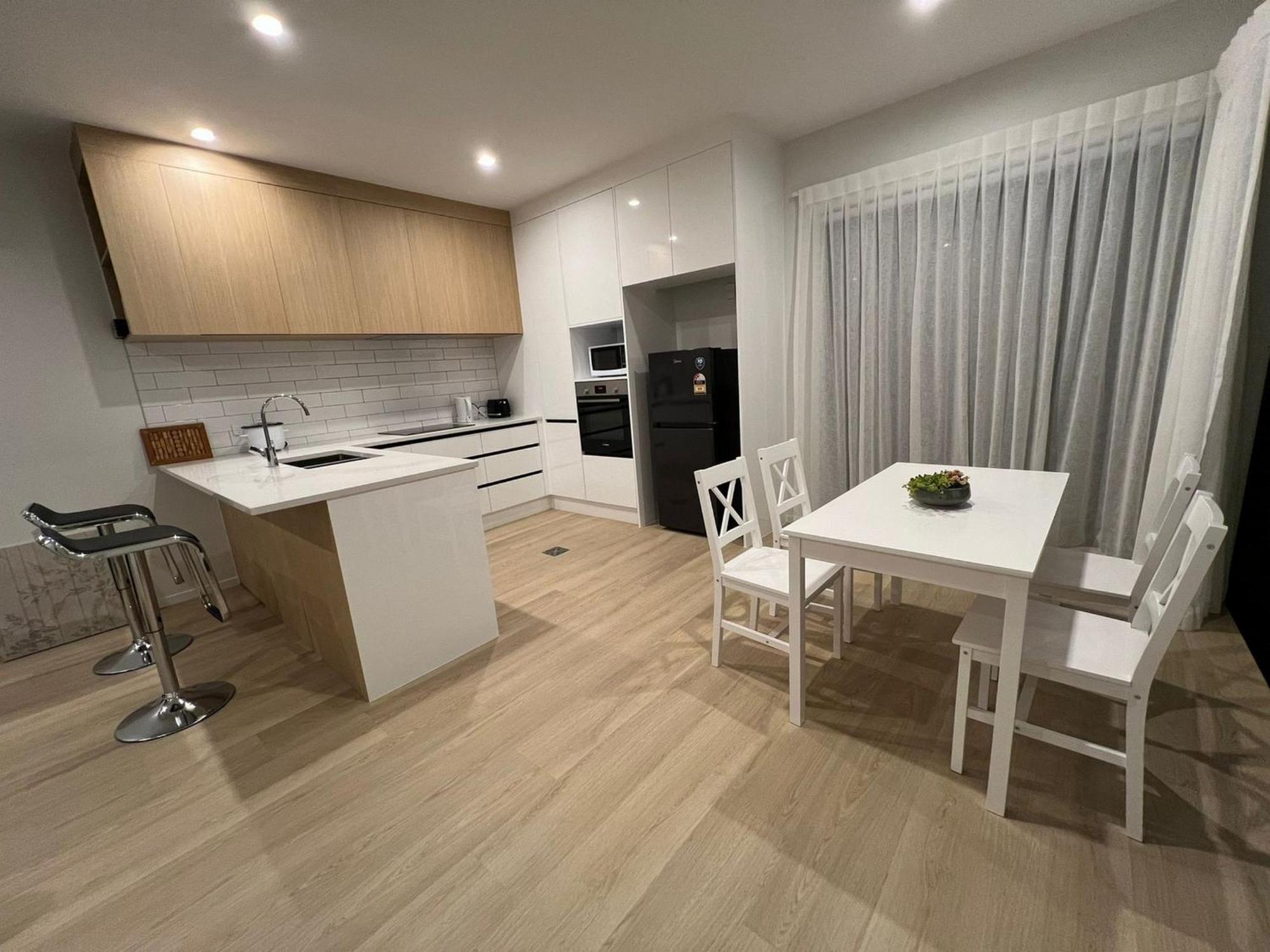 Central Modern 3-Bedroom,3- Bathroom House With Patio And Carpark- Lower Hutt City Centre Exterior photo
