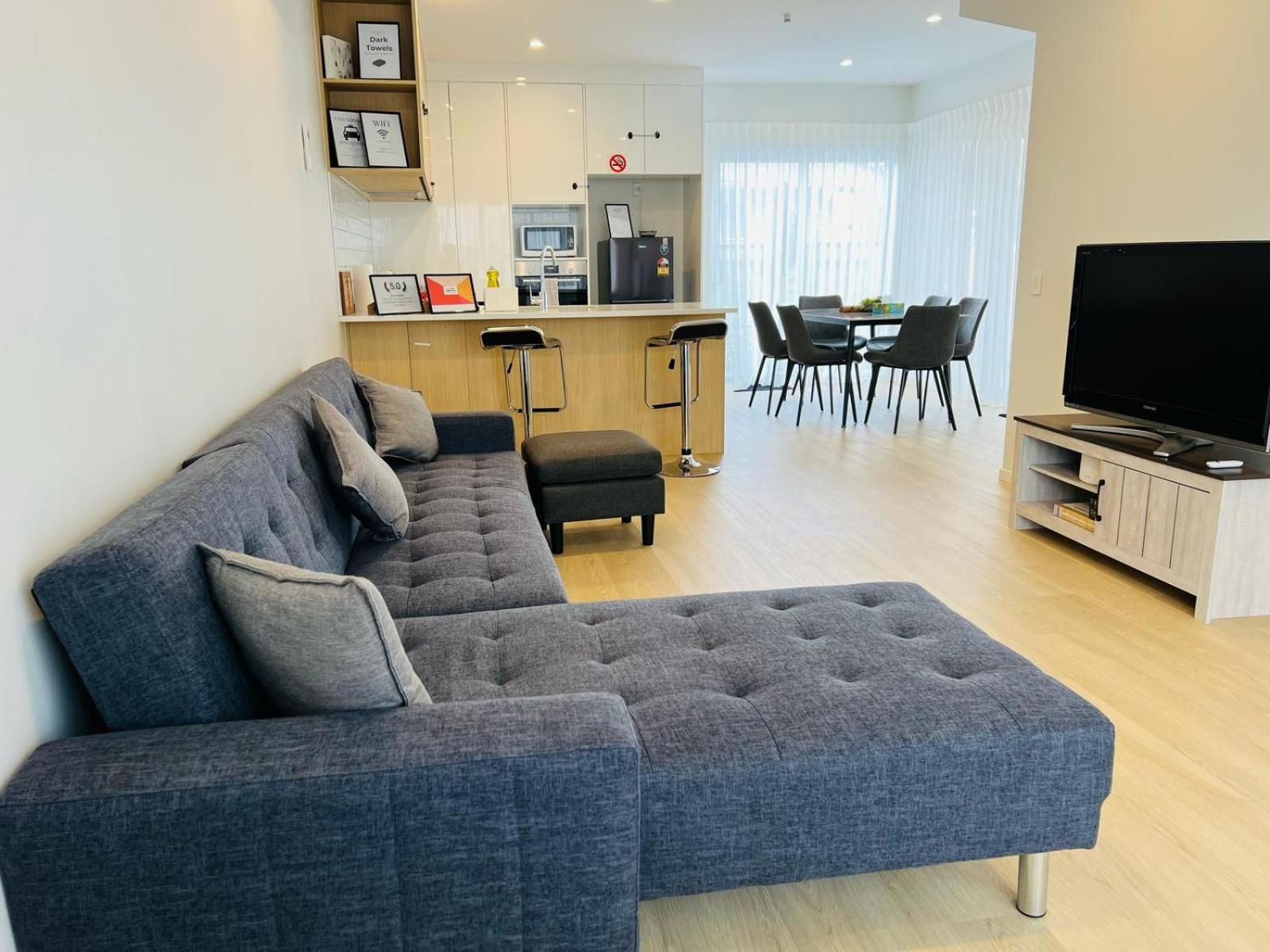 Central Modern 3-Bedroom,3- Bathroom House With Patio And Carpark- Lower Hutt City Centre Exterior photo