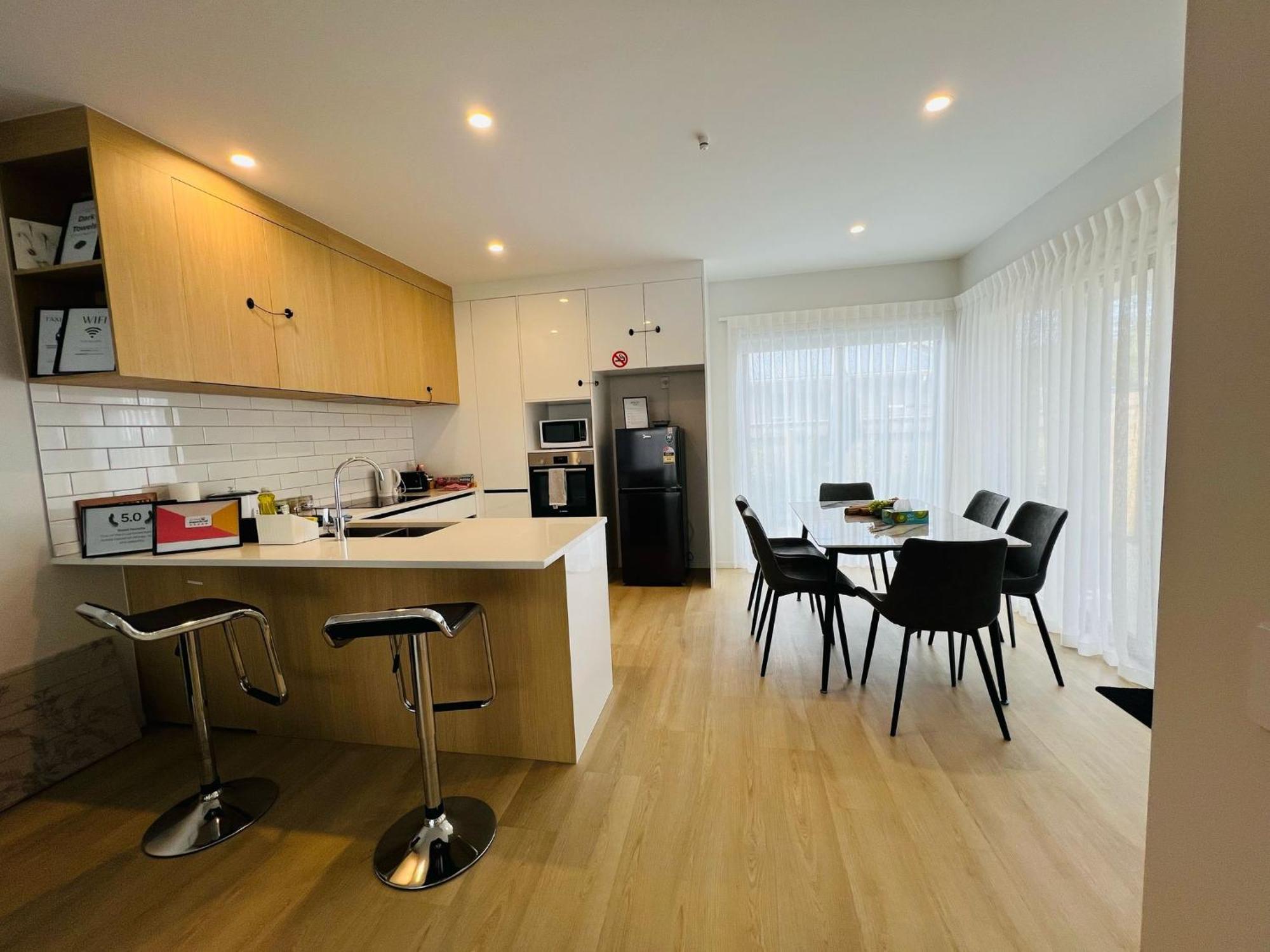 Central Modern 3-Bedroom,3- Bathroom House With Patio And Carpark- Lower Hutt City Centre Exterior photo