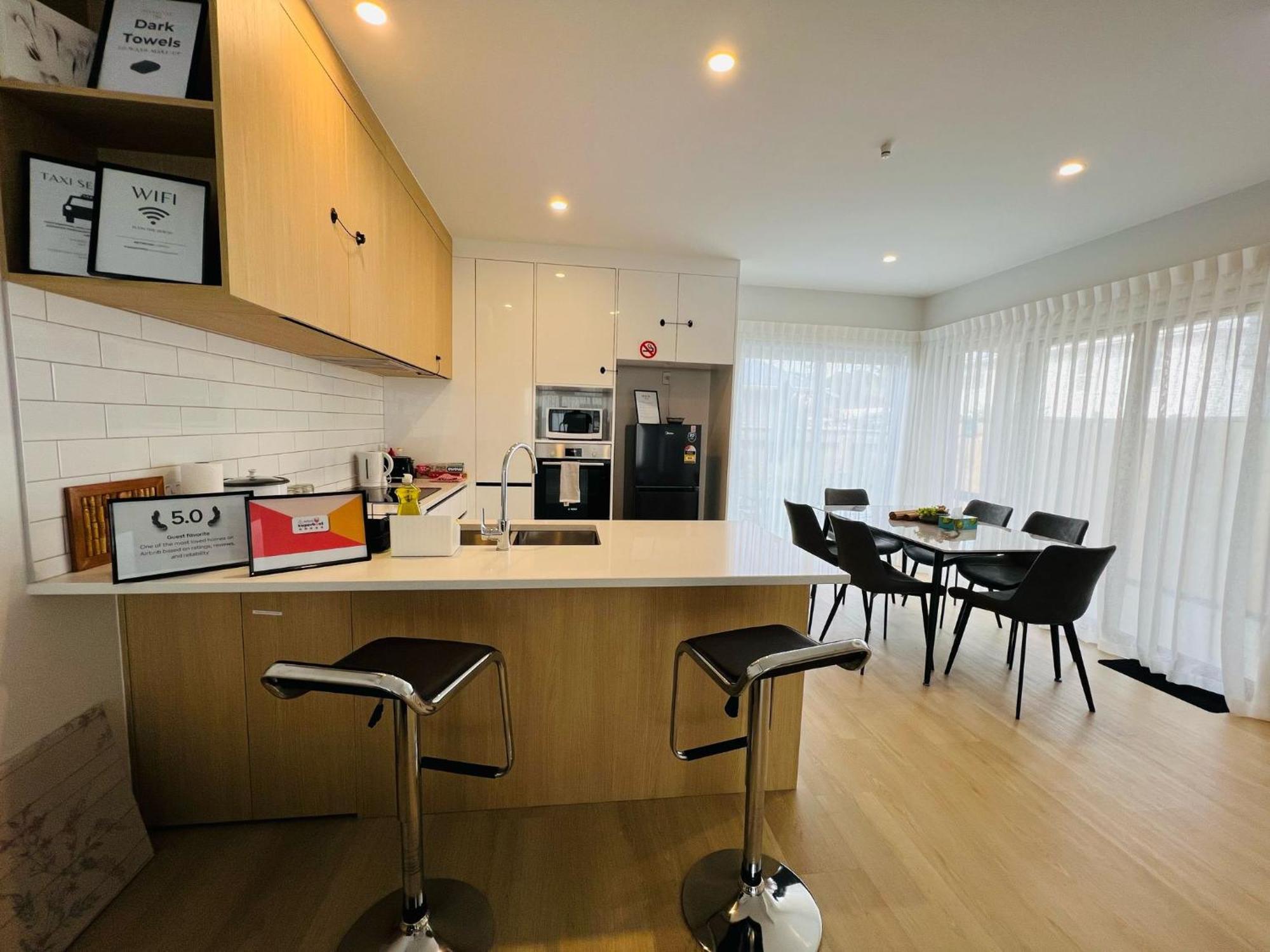 Central Modern 3-Bedroom,3- Bathroom House With Patio And Carpark- Lower Hutt City Centre Exterior photo