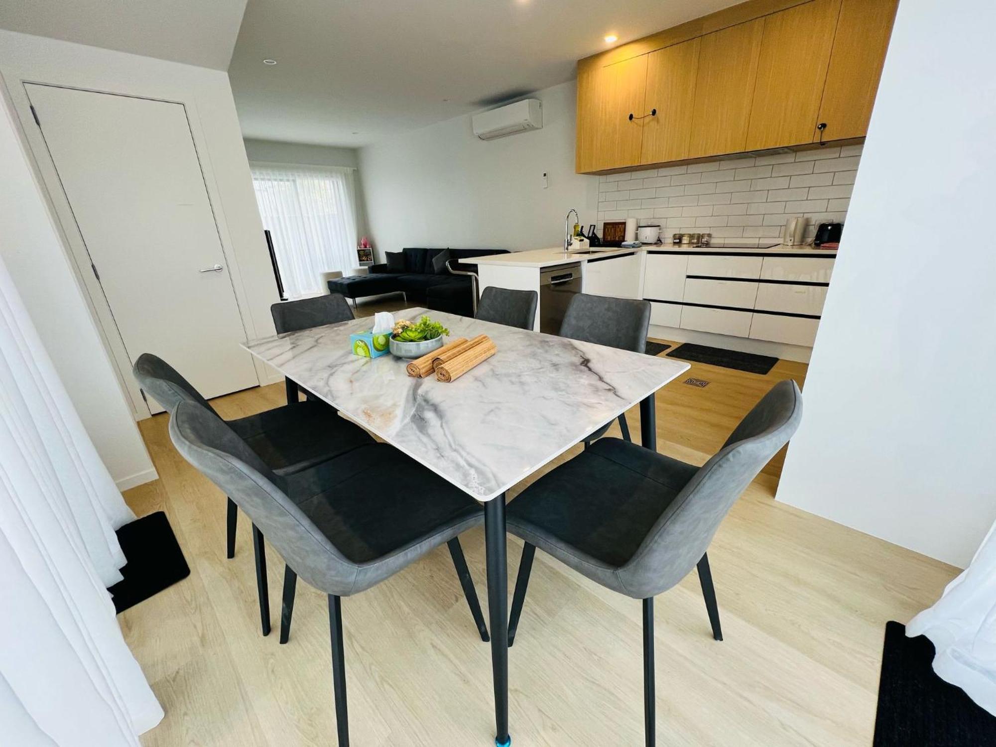 Central Modern 3-Bedroom,3- Bathroom House With Patio And Carpark- Lower Hutt City Centre Exterior photo